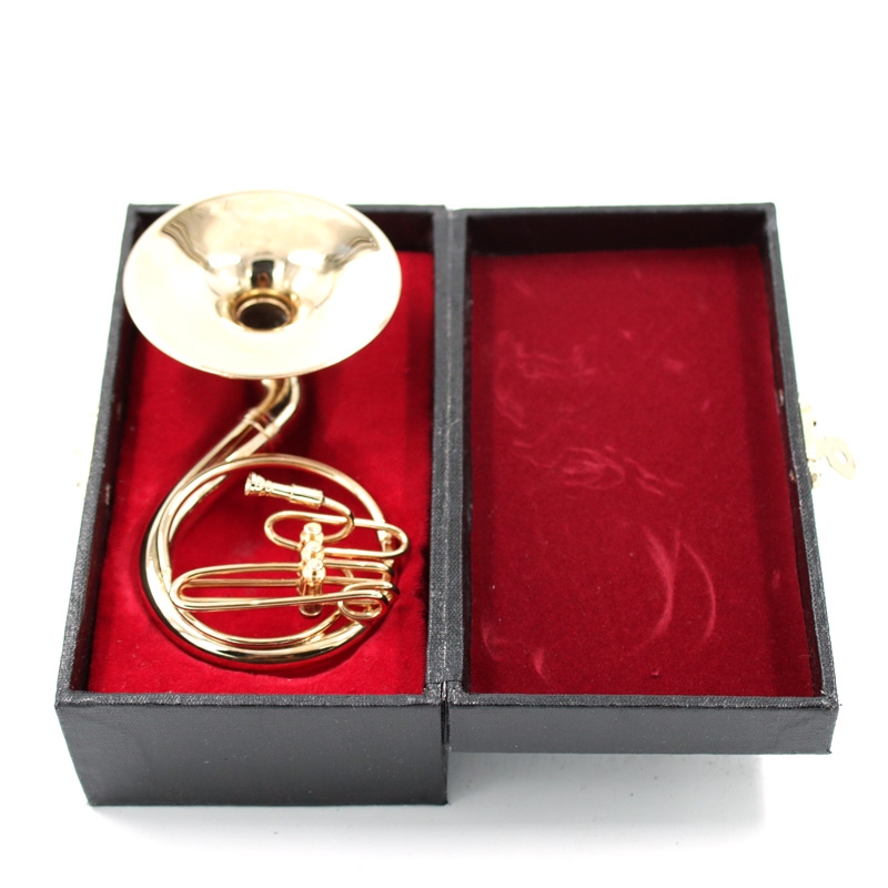 Διακοσμητική τούμπα μινιατούρα με θήκη - 12 εκ. Μεταλλικό διακοσμητική τούμπα για λάτρεις της μουσικής. Η μεταλλική διακοσμητική τούμπα σε μινιατούρα 12 εκατοστών διαθέτει εντυπωσιακή κατασκευή με ειδική μεταλλική βάση στήριξης και συνοδεύεται από μαύρη θήκη μεταφοράς με βελούδινη κόκκινη επένδυση. Αποτελεί μια μοναδική πρόταση δώρου για όσους/ες αγαπούν τη μουσική, τις μινιατούρες και την τούμπα. Μεταλλική κατασκευή. Μεταλλική βάση. Διαστάσεις τούμπας κατά προσέγγιση: 6,5 εκ. μήκος x 4 εκ. πλάτος x 12 εκ. ύψος. Διαστάσεις θήκης κατά προσέγγιση: 14,3 εκ. μήκος x 7,7 εκ. πλάτος x 6 εκ. ύψος. toumpa4